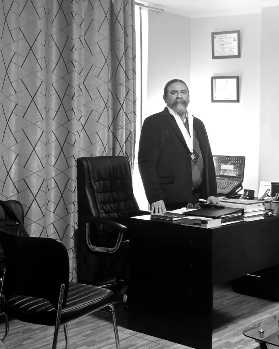 El Dr. Gustavo Salas en su despacho